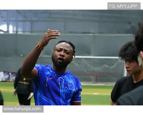 扎着辫子的足球明星瞬间展现独特魅力与拼搏精神，球场上的动感与风采并存